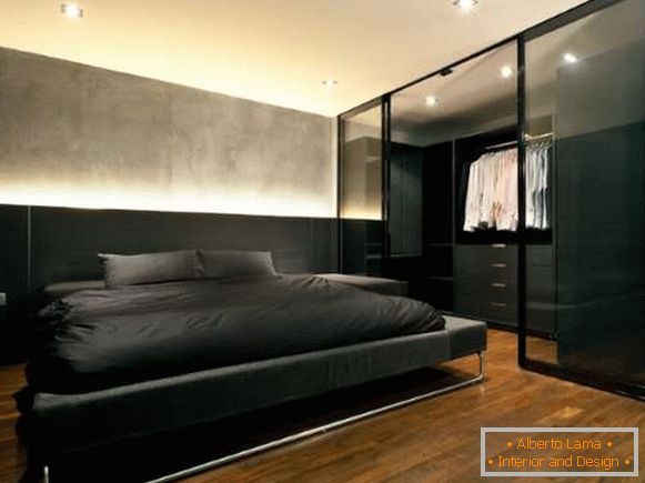 Sistema de armario empotrado con puertas coupe en el diseño del dormitorio