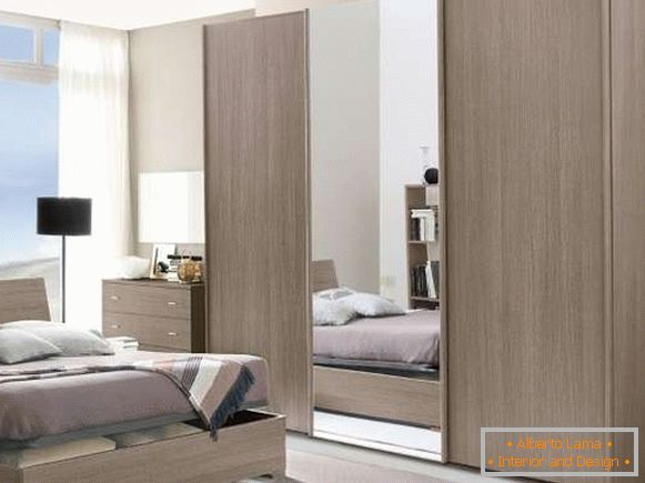 Armarios deslizantes en el dormitorio - foto de diseño de interiores en un estilo moderno