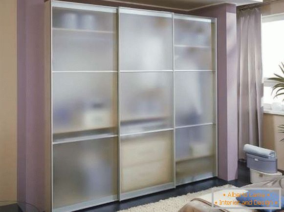 Compartimento del armario con puertas de vidrio transparente