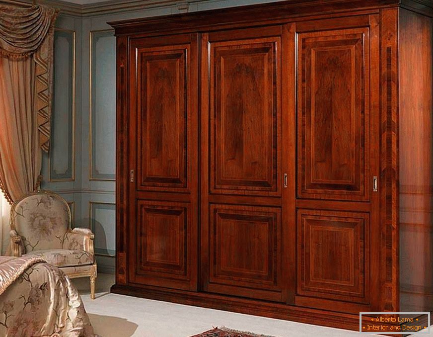Interior de la habitación con un armario de puertas correderas de madera natural