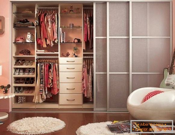 Compartimento de armario con puertas de tela delgada