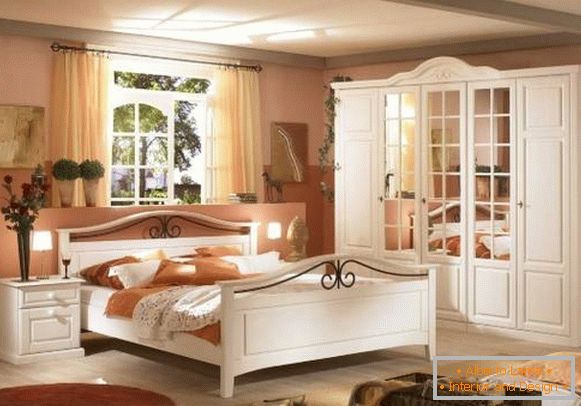 Armario en el dormitorio en tonos beige