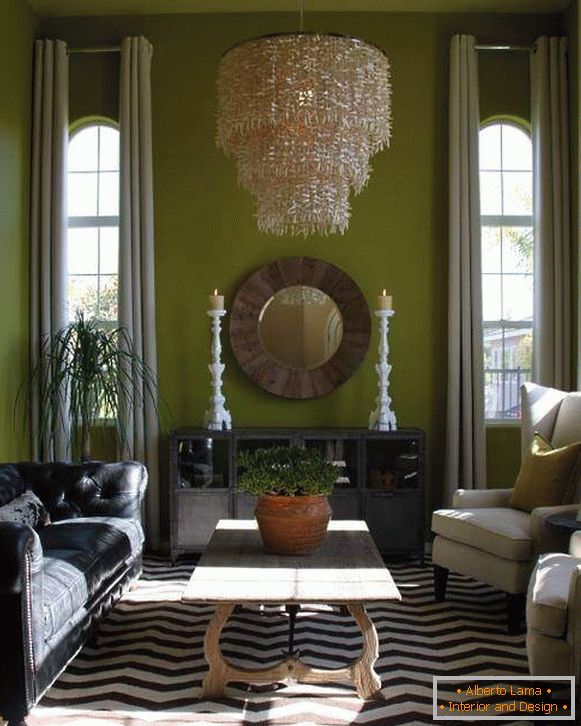 cortinas grises claras en la sala de estar verde
