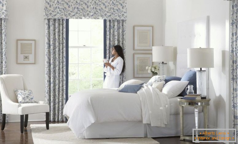 hermoso-blanco-azul-vidrio-moderno-diseño-ventana-cortina-dormitorio-ideas-flor-motivo-cenefa-vintage-cortina-estar-equipado-doble-noche-lámpara-blanca-cubierta-cama-colchón-madera- piso-en-dormitorio-tan-bien-como-curta