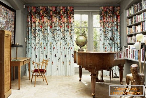 Hermosas cortinas en los ojetes - foto con flores