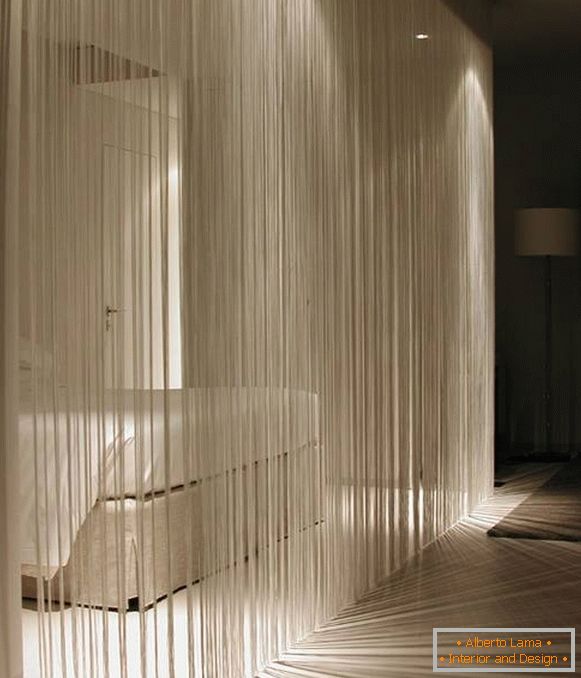 Hilo de cortinas blancas - foto en el diseño del dormitorio