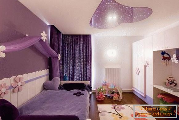 Cortinas lila de un hilo en el interior - una foto de la habitación de un adolescente