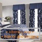 Repetición del color de las cortinas en la decoración de la habitación