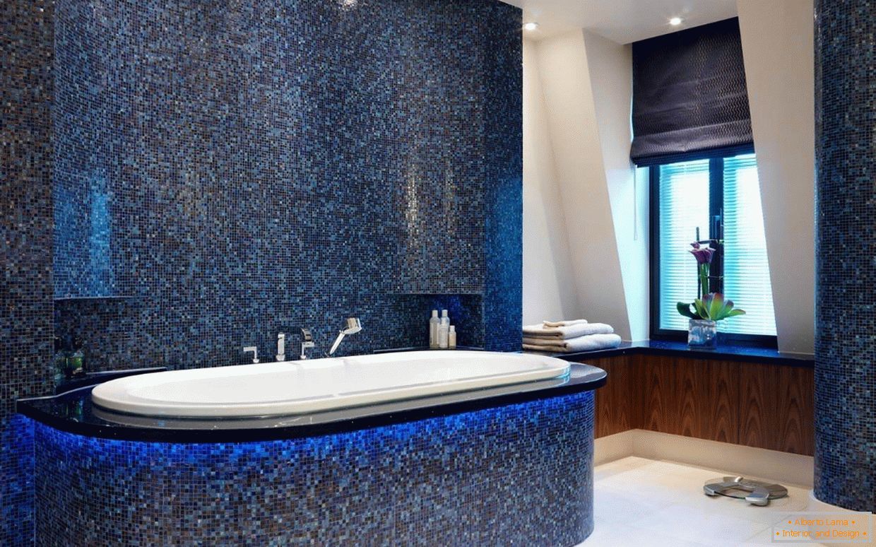 Mosaico azul oscuro en el baño