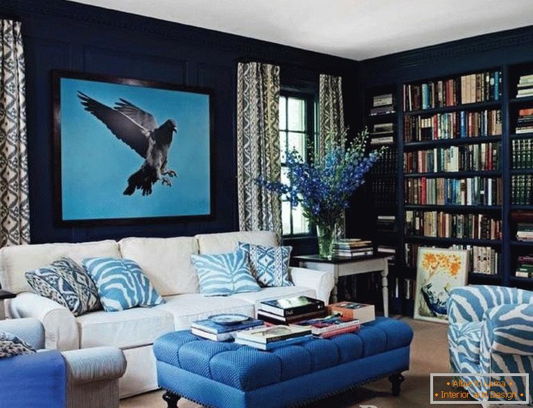 La combinación de paredes azul oscuro y elementos de decoración claros