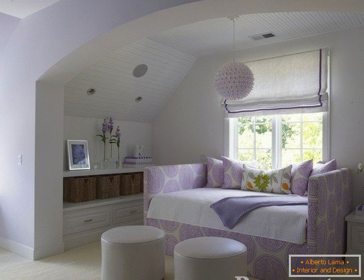 Acogedor dormitorio con un arco en color blanco lila