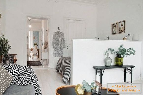 Partición entre sala de estar y dormitorio en un apartamento en estilo escandinavo