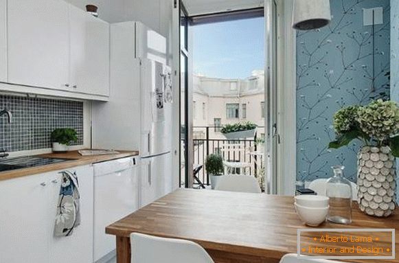 Cocina con balcón en un apartamento de una habitación en estilo escandinavo