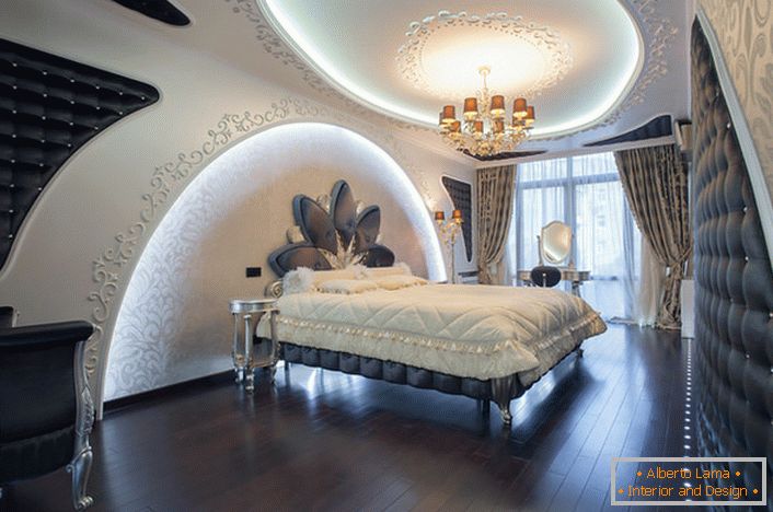 El parquet de madera de color oscuro se retira armoniosamente en un ambiente de dormitorio en un estilo de alta tecnología.