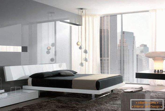 Las superficies brillantes con un brillo metálico hacen que el dormitorio de alta tecnología sea más espacioso y ligero.