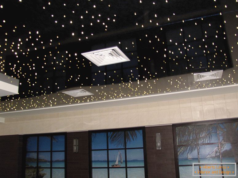 El techo brillante de PVC imita el cielo nocturno, el cielo estrellado. Una gran idea para un dormitorio o una habitación para niños.