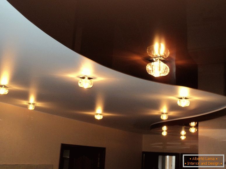 El techo exquisito para una amplia sala de estar es especialmente relevante en condiciones de iluminación natural insuficiente.