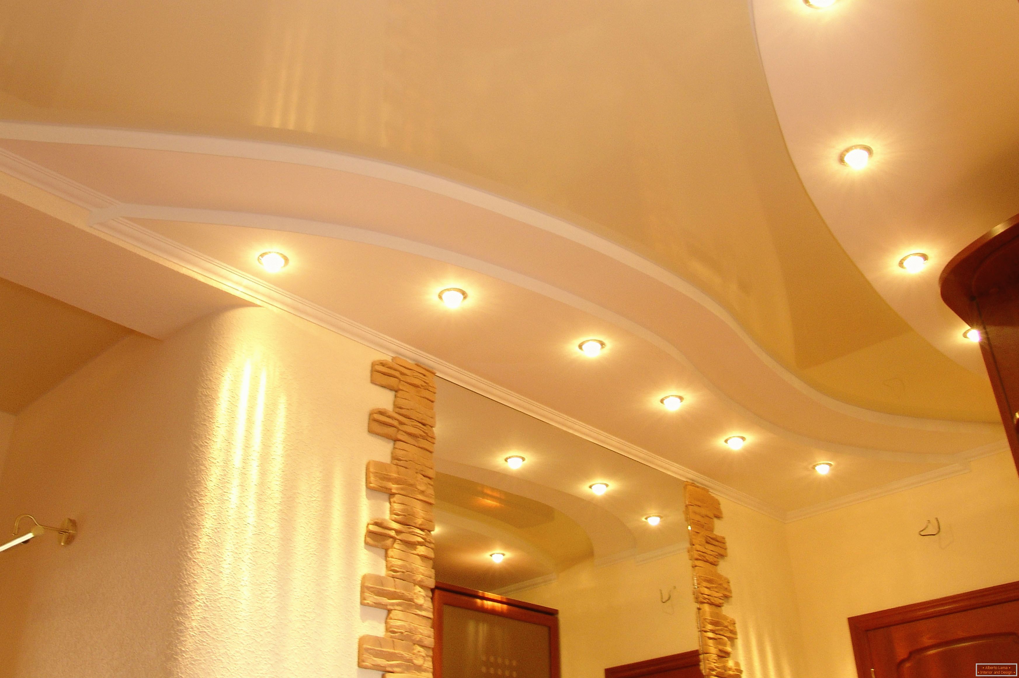Techo correctamente decorado en el pasillo. Iluminación puntual: la opción más aceptable para techos tensados ​​PVC.