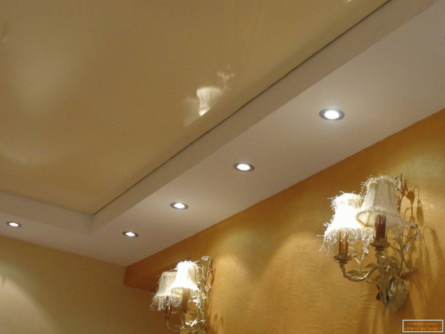 El techo es de un tono beige suave con iluminación correctamente seleccionada.