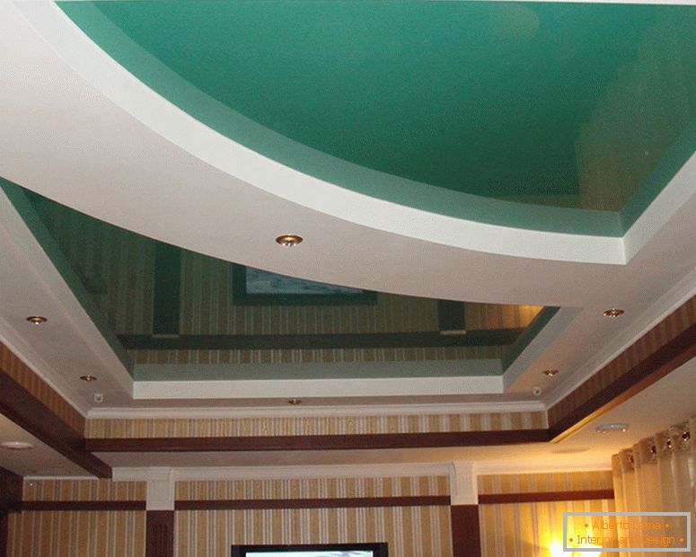 La construcción de múltiples niveles de techos de PVC estirado a lo largo del nivel de cartón yeso está equipada con lámparas LED incorporadas.