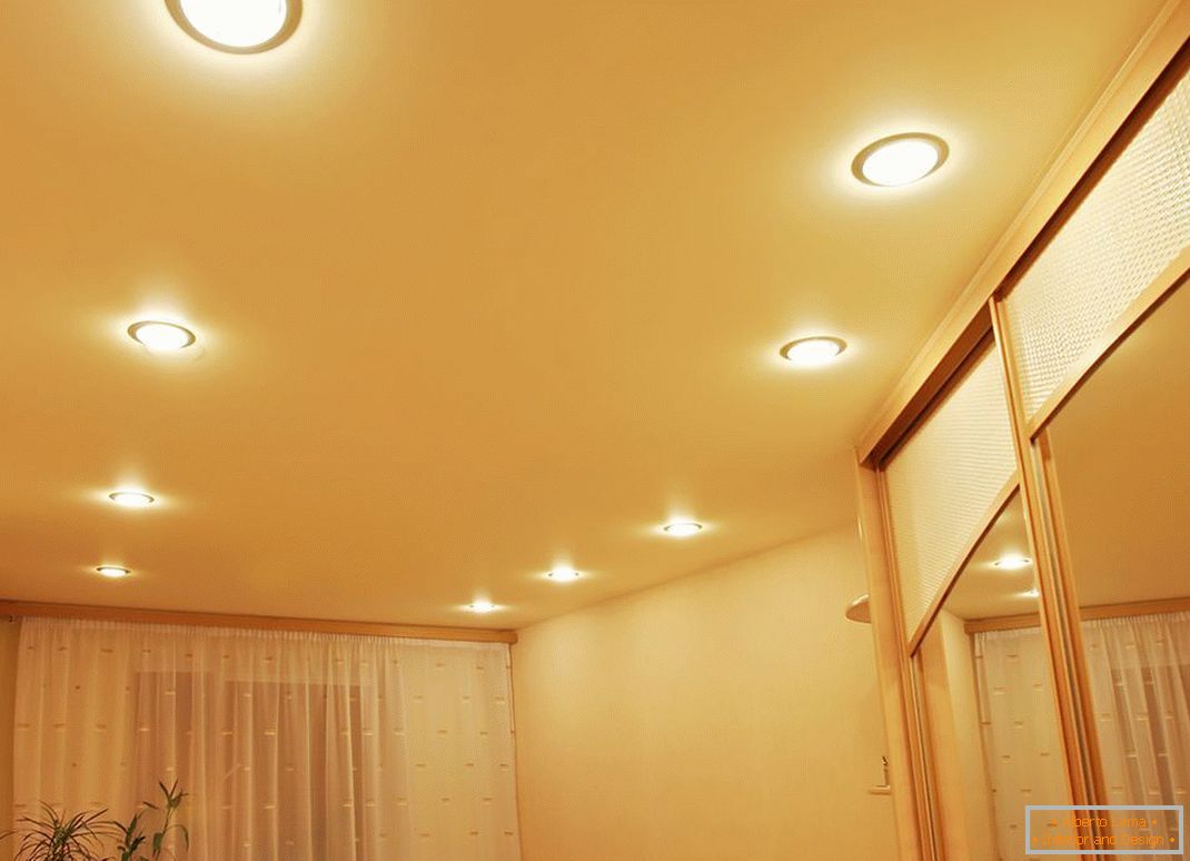 La iluminación de puntos siempre se combina ventajosamente con techos tensados ​​de PVC.