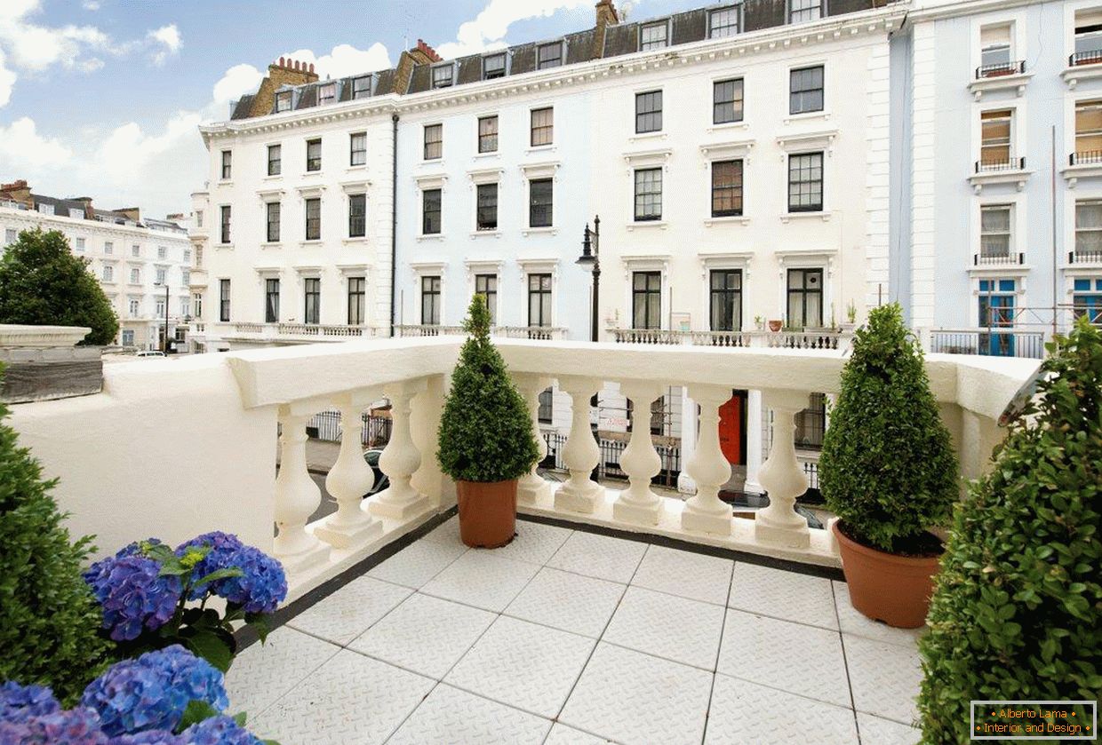 Veranda en una casa victoriana de cuatro pisos en Pimlico