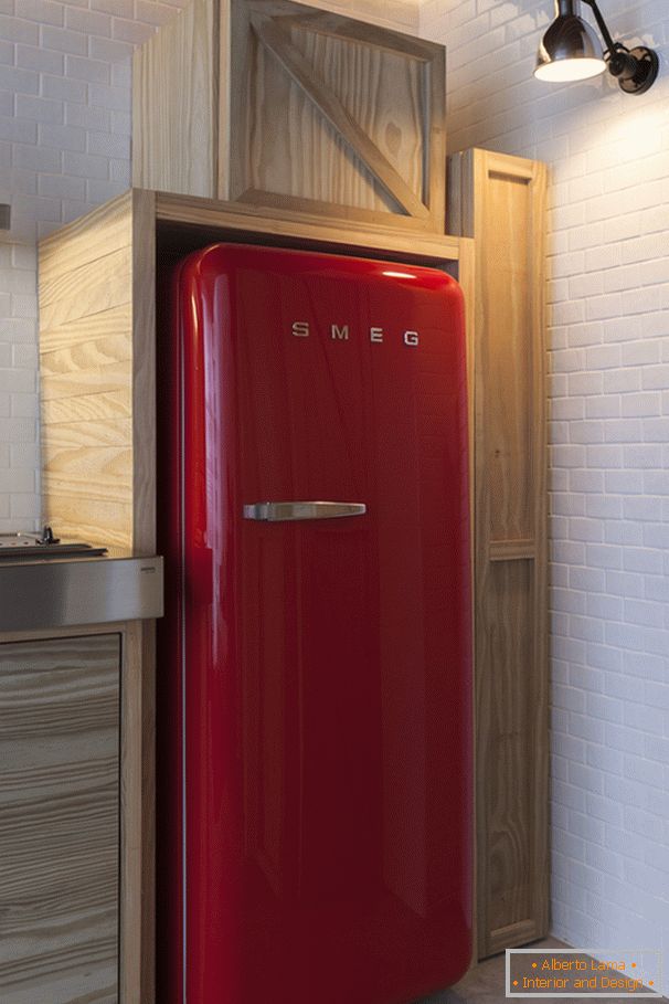Refrigerador rojo en el diseño interior de un pequeño apartamento
