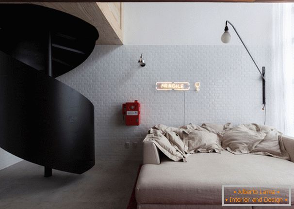 Sofá plegable en el diseño interior de un pequeño apartamento