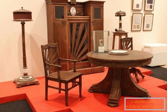 Antiguos muebles soviéticos y lámparas
