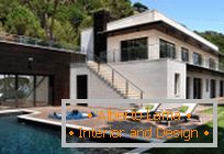 Arquitectura moderna: una casa privada elegante en la costa mediterránea en España
