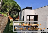 Arquitectura moderna: una casa privada elegante en la costa mediterránea en España