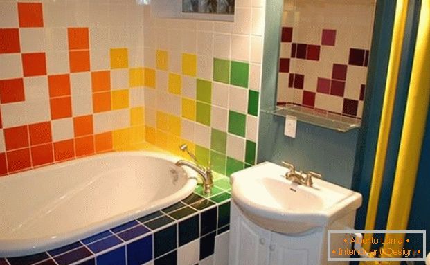 Azulejos de colores en el baño