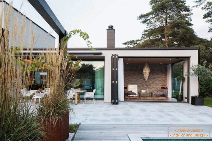 Abra la terraza en la casa con muebles conceptuales en estilo de alta tecnología.