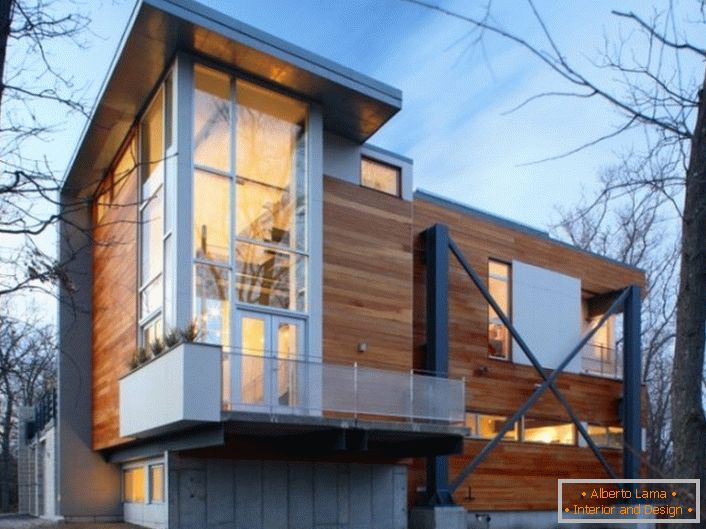 Las paredes de madera de la casa son de estilo de alta tecnología con elegantes ventanas panorámicas de plástico.
