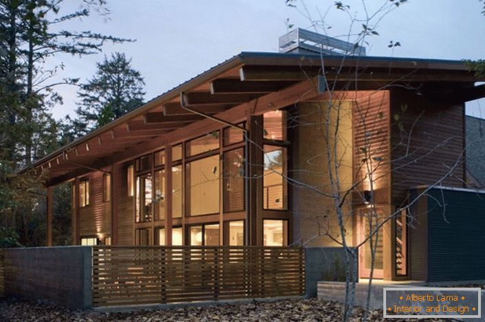 Una casa de campo en estilo de alta tecnología es la mejor opción para una unión cómoda con la naturaleza.