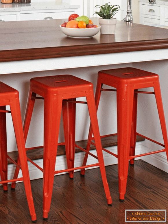 Яркие барные стульYo в дизайне кухни