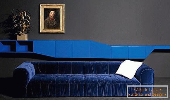 Brillantes estantes azules en la sala de estar