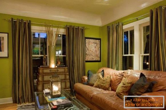 Pequeña sala de estar con paredes verdes