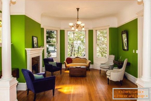 Color verde de las paredes en la gran sala de estar