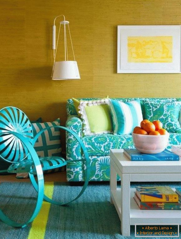 Color mostaza de las paredes en la sala de estar