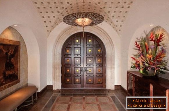 Casa y puertas de entrada al estilo marroquí