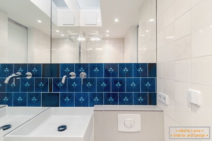 Azulejos azules en la pared en el baño