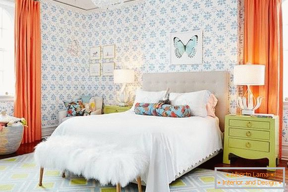 Dormitorio moderno con papel pintado estampado brillante