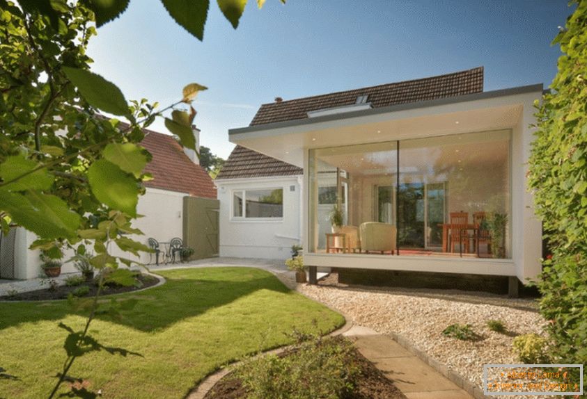 Una casa moderna con Garden Room Garden de Capital A Architecture