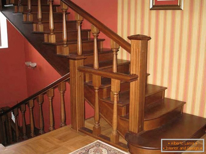 Interior de la escalera en una pequeña casa privada, фото 8
