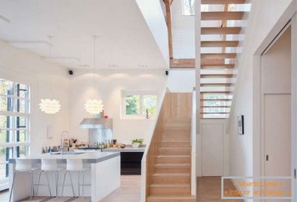 Diseño e interior de cocina en una casa privada con ventana grande