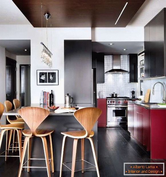 El interior de una pequeña cocina en una casa privada es una idea para decorar con las propias manos