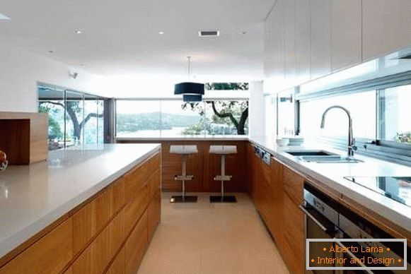 Blanco con interior de cocina moderna marrón con ventana en casa privada
