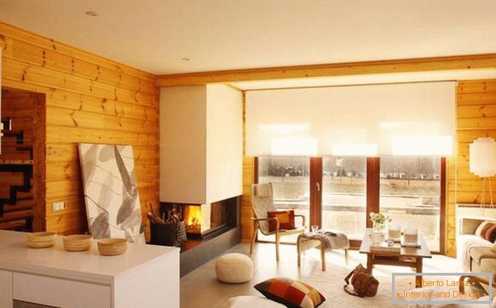 Chimenea moderna con una chimenea en la casa ecológica hecha de vigas encoladas. 