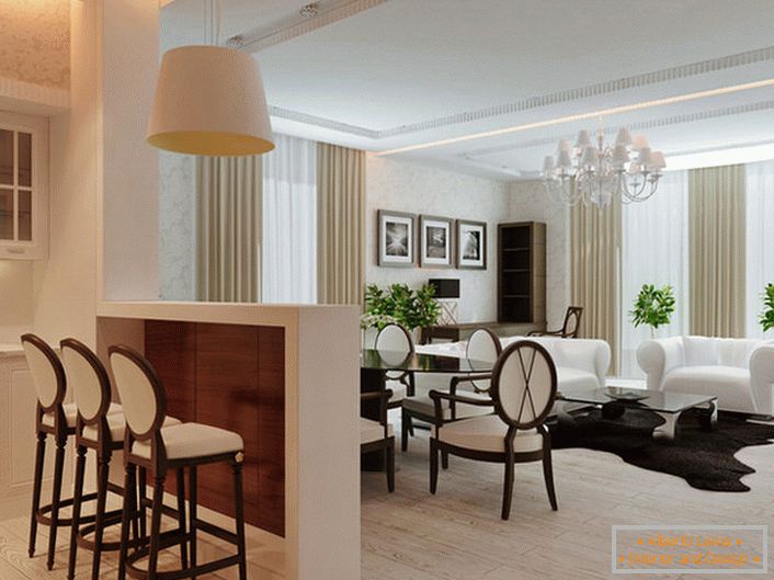 El estilo Art Deco se puede utilizar para la decoración de interiores de apartamentos tipo estudio. Las flores vivas son una solución de diseño interesante para dicha composición.